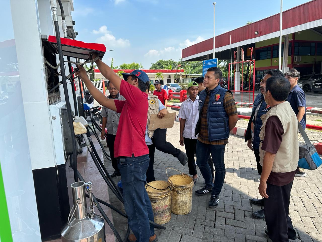 Polresta Sidoarjo bersama UPT Metrologi Legal Kabupaten Sidoarjo dan PT Pertamina Patara Niaga Rayon 3, melakukan pengecekan SPBU di sejumlah wilayah Sidoarjo.