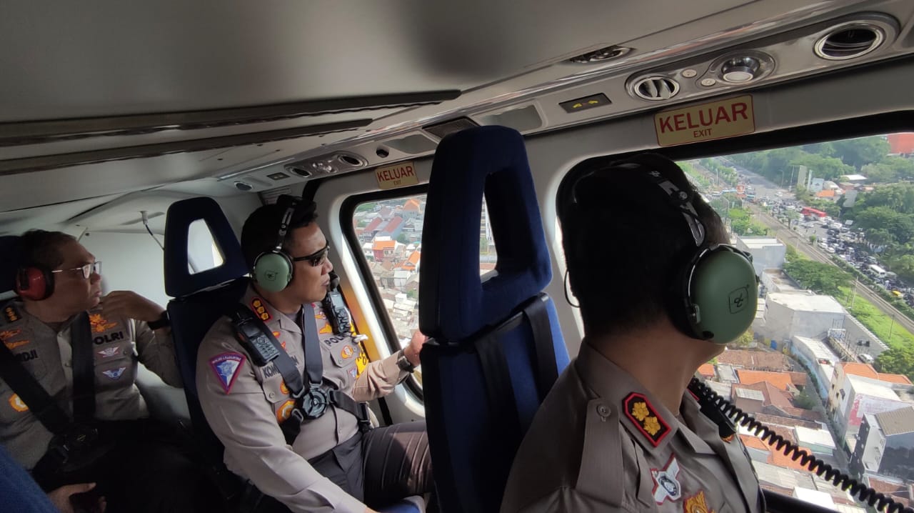Direktur Lalulintas (Dirlantas) Polda Jawa Timur Kombes Pol Komarudin bersama jajaran Satlantas Polda Jatim, Sabtu)(6/4/2024) melakukan pantauan udara menggunakan helikopter di sejumlah titik rawan kemacetan, di Jawa Timur, Sabtu (5/4).