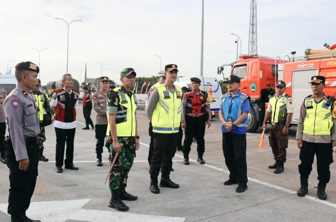 Dalam rangka pengamanan arus mudik Lebaran, Kapolres Magetan AKBP Satria Permana bersama Dandim 0804 Magetan Letkol Inf. Hasan Dasuki beserta PJU Polres serta Kodim Magetan melaksanakan Patroli Sinergitas bersepeda motor.