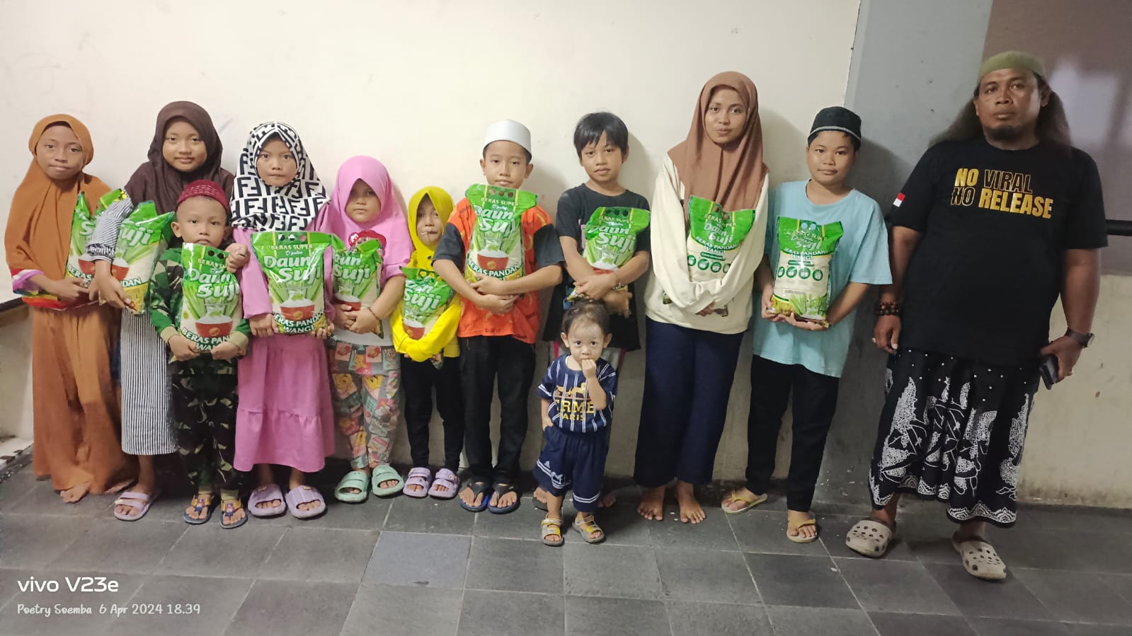 Komunitas Jurnalis Online Kemitraan Rakyat (Joker) saat menjelangnya malam Lailatul Qadar di malam 29 Ramadhan 2024, membagikan puluhan beras kemasan 3 kg kepada puluhan anak di Taman Pendidikan Al-Qur'an (TPQ) Syifaus Shudhur di Rumah Susun Tanah Merah, Kenjeran Surabaya, pada Senin (8/4/2024).
