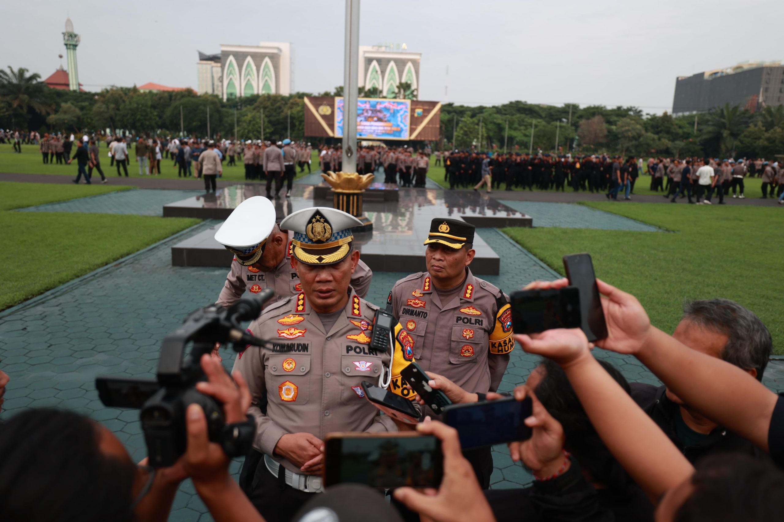 Polda Jawa Timur melaksanakan Apel Siaga untuk pengamanan Malam Takbir Hari Raya Idul Fitri 1445 H, yang dilaksanakan di lapangan apel Mapolda Jatim, Selasa (9/4/2024).