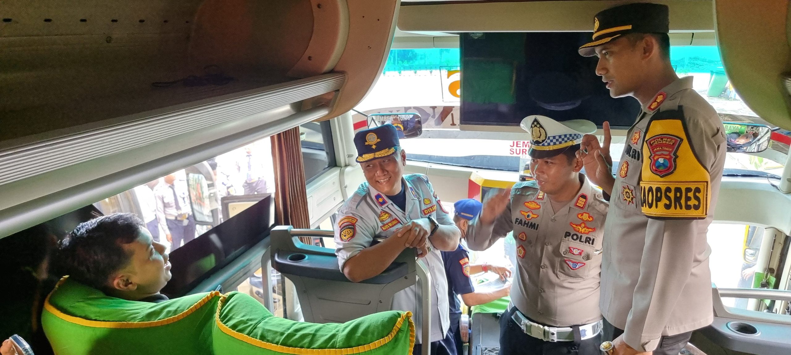Kapolres Jember AKBP Bayu Pratama Gubunagi S.I.K,mengunjungi pos pelayanan terminal Tawang Alun Jember.