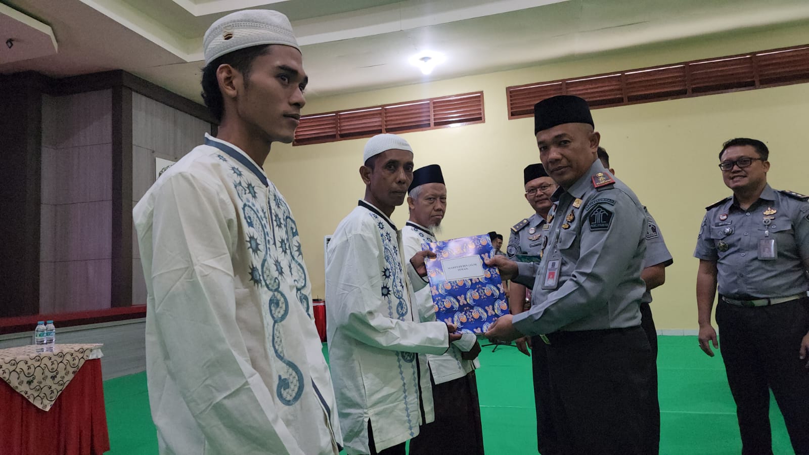 momen Idul Fitri 1445 Hijriah yang diperingati pada Rabu (10/4), Lembaga Pemasyarakatan Kelas I Surabaya Kementerian Hukum dan HAM RI Jawa Timur memberikan Remisi Khusus (RK) Hari Raya Idul Fitri bagi Narapidana beragama islam berjumlah 1074 orang.