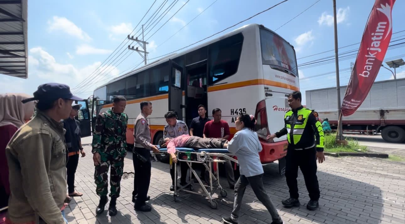 Akibat berdesakan di dalam bus, seorang pemudik alami pingsan di jalan By Pass Mojokerto pada Sabtu (13/04/2024).