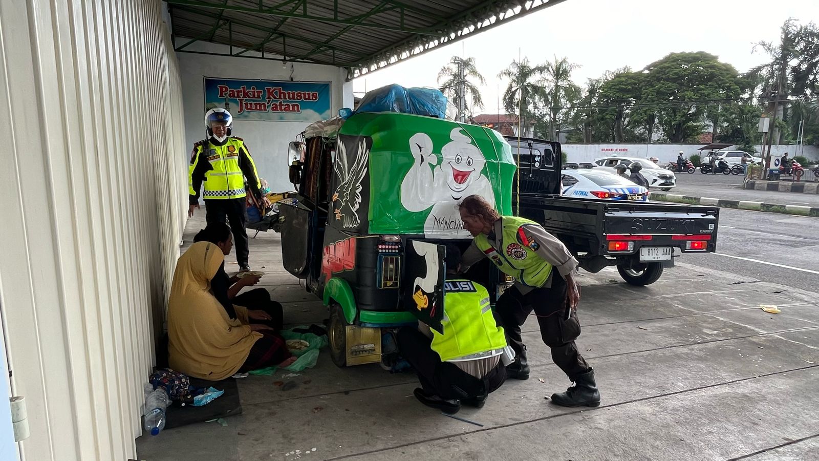 kendaraan bajaj yang dikendarai Lima anggota keluarga asal jakarta ini mengalami kerusakan parah di Jalan By Pass Trowulan-Jombang, Kabupaten Mojokerto, Jumat (12/3/2024).