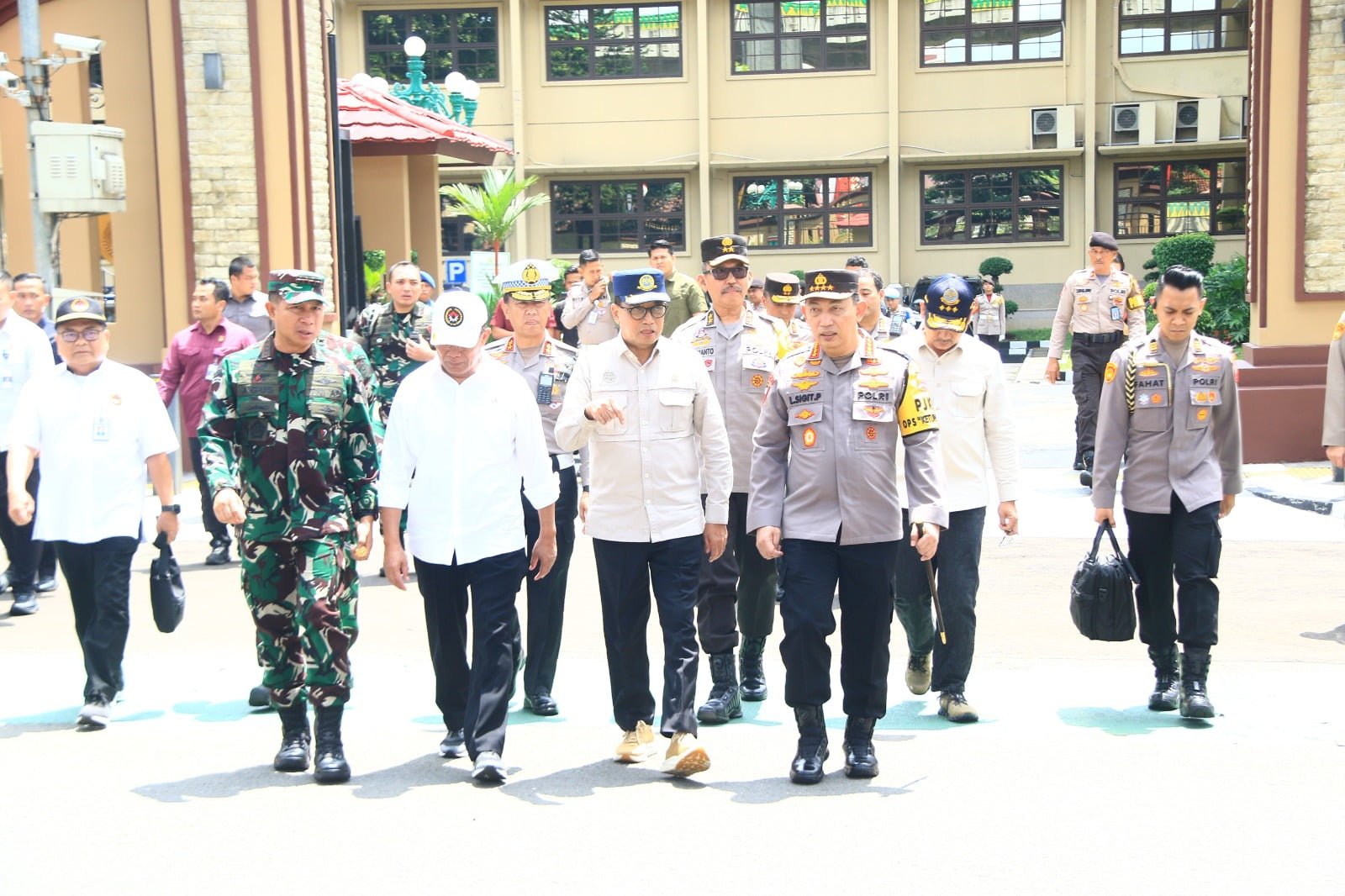 Kapolri Jenderal Listyo Sigit Prabowo melakukan patroli udara menggunakan Helikopter, di jalur tol untuk mengecek kondisi terkini arus balik Hari Raya Idul Fitri 2024. 