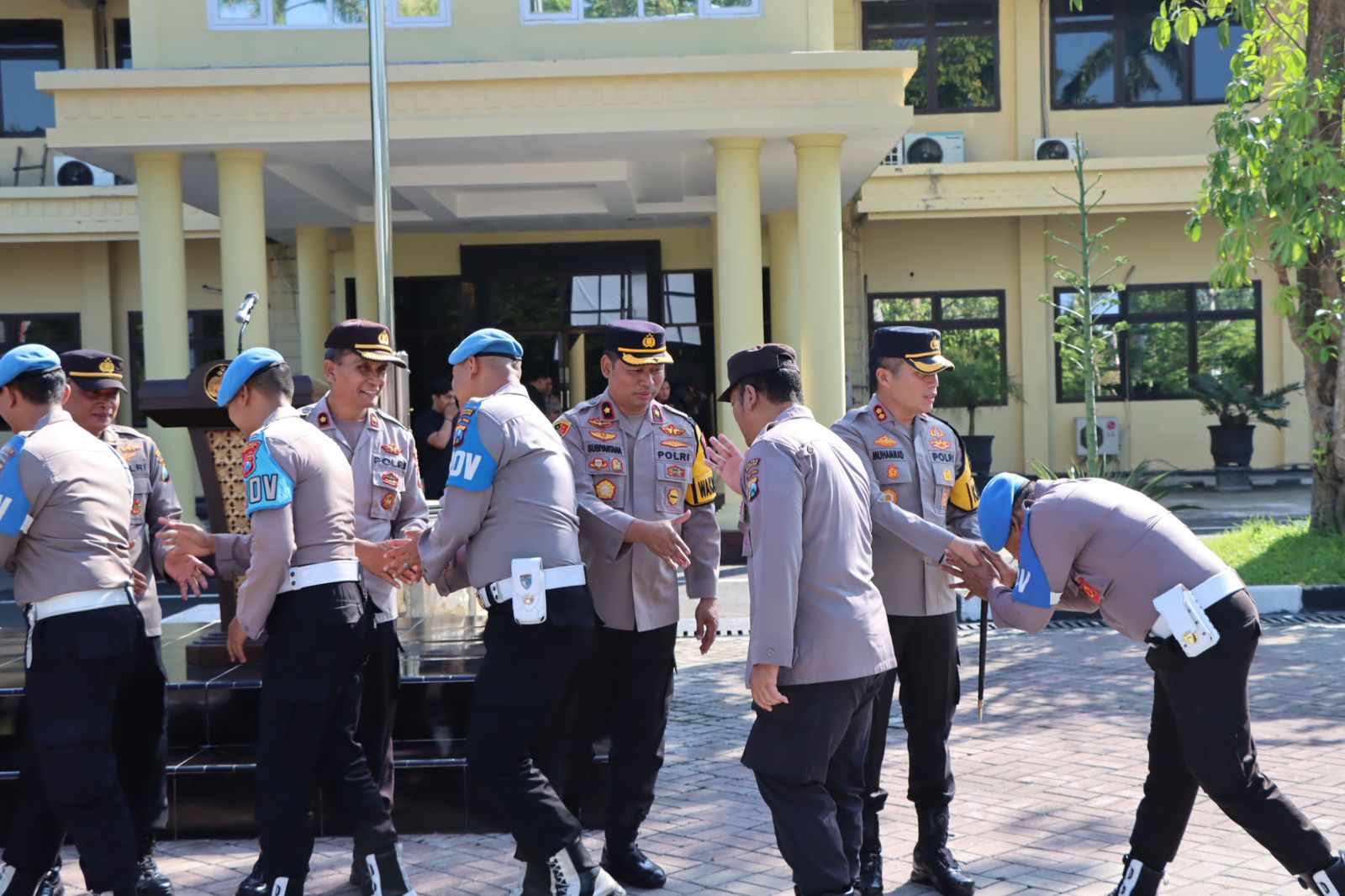 Kapolres Nganjuk AKBP Muhammad, S.H., S.I.K., M.Si., bersama Wakapolres, Pejabat Utama (PJU), kapolsek jajaran, anggota serta ASN menggelar acara halal bihalal dengan cara sederhana, acara dilaksanakan di lapangan apel Polres Nganjuk, Selasa (16/04/2024). 