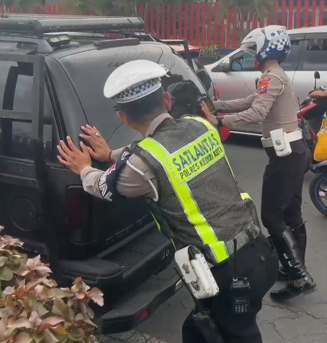 Selama arus mudik dan balik Lebaran 2024, Polres Kediri Kota Polda Jatim telah melakukan serangkaian aksi simpatik dalam pengamanan hingga pengaturan arus lalu lintas.