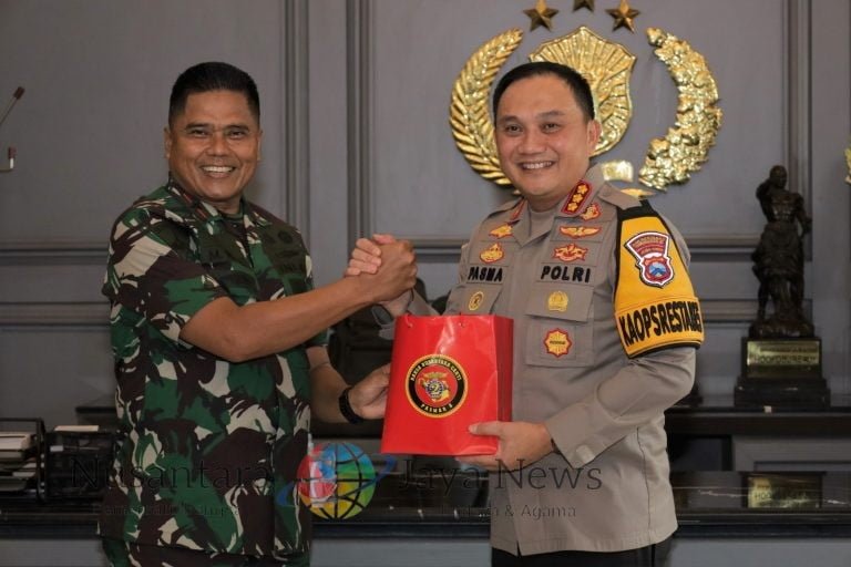 Kapolrestabes Surabaya Kombes Pol Dr. Pasma Royce, S.I.K., M.H. menyambut hangat Komandan Pasmar 2 Brigjen TNI (Mar) M. Nadir, M. Tr. Opsla., beserta rombongannya pada hari Kamis, 18 April 2024 di Mapolrestabes Surabaya.