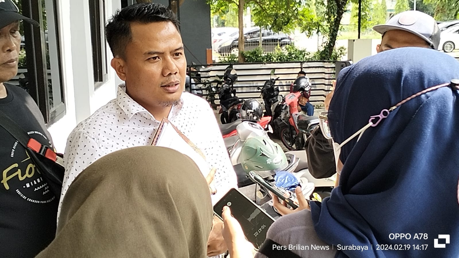 Ketidak hadir Bupati Sidoarjo untuk memenuhi panggilan pemeriksaan oleh KPK dengan status sebagai tersangka dugaan korupsi pemotongan dana insentif, membuat para aktivis Penggiat Anti Korupsi geram.