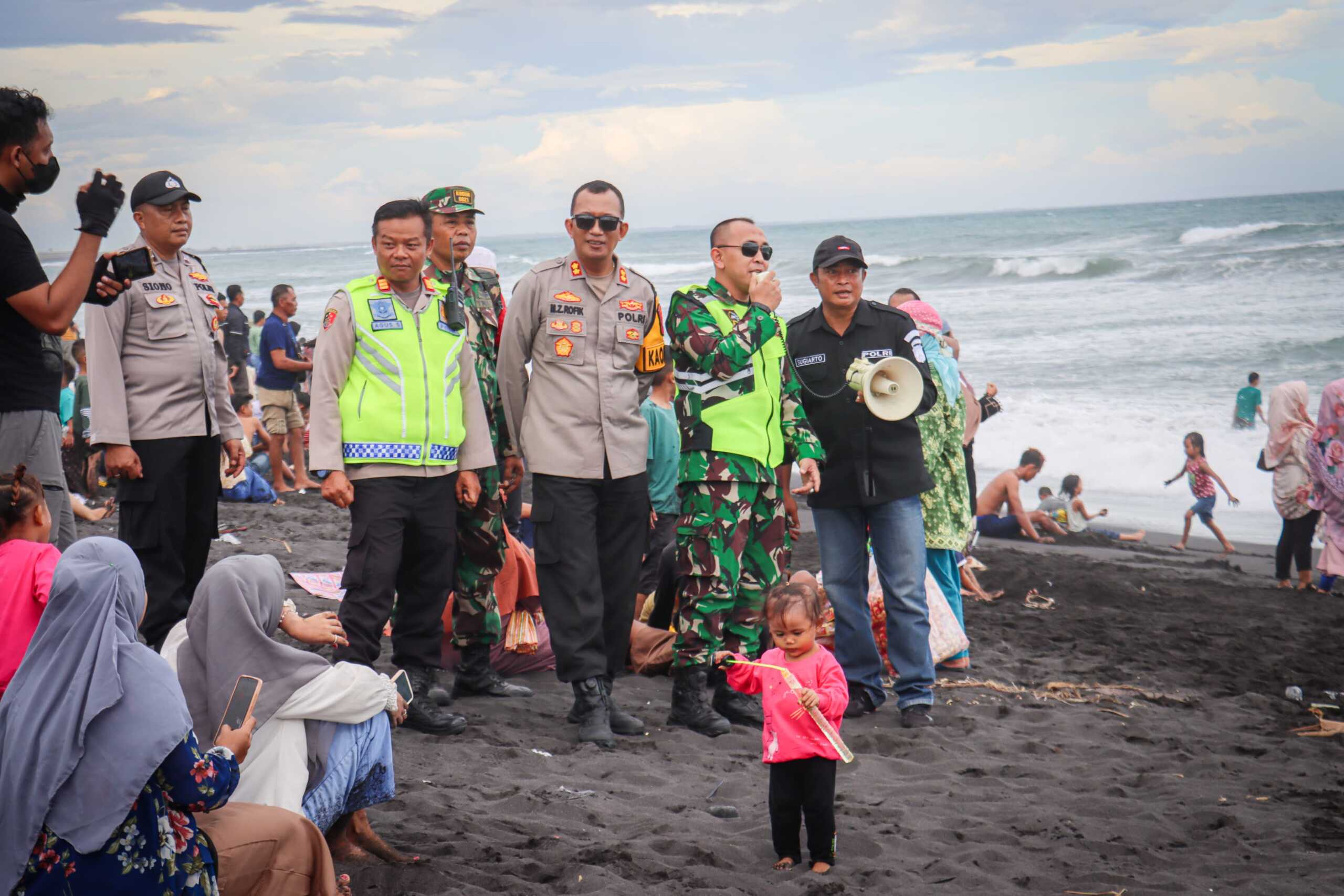 Sebagai upaya memastikan para wisatawan yang tengah merayakan lebaran Ketupat aman dan kondusif, TNI-POlri melaksanakan pemantauan di wisata Pantai.