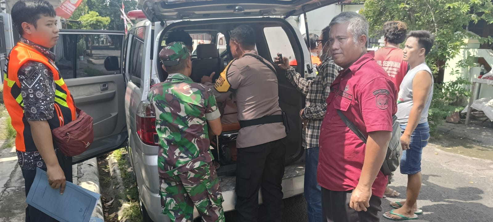 Kapolres Nganjuk AKBP Muhammad, S.H., S.I.K., M.Si., membenarkan pihaknya melalui program Peduli Masyarakat telah mengevakuasi dan mengantar seorang laki-laki inisial JT (39) warga Kelurahan Kartoharjo, Kabupaten Nganjuk yang diduga ODGJ berobat ke Rumah Sakit Jiwa Menur Surabaya, Jumat (19/04/2024).