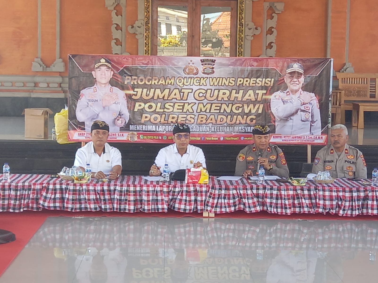 Kepala Kepolisian Sektor Mengwi Kompol I Ketut Adnyana T.J S.sos.,S.H.,M.M., bersama jajarannya kembali menggelar kegiatan Jumat Curhat di Kantor Desa Adat Lukluk, Lingkungan Banjar Tengah, Kelurahan Lukluk, Kecamatan Mengwi, Kabupaten Badung. Jumat (19/4/2024) pukul 09.30 wita