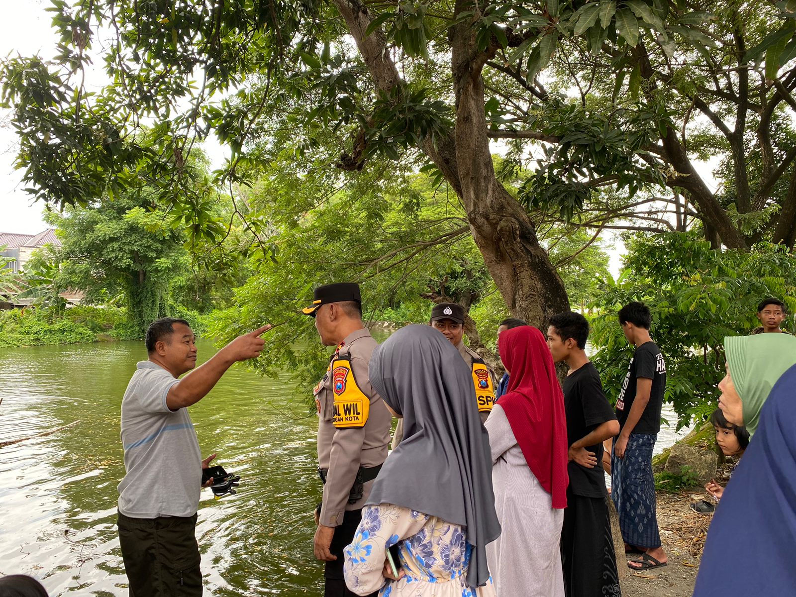 Cepat tanggap Polres Lamongan bekerja sama dengan BPBD Kabupaten Lamongan berhasil menemukan korban anak kecil berinisial AS (9) tahun yang di duga terpeleset di kolam Kelurahan Tumenggungan Kecamatan Lamongan.