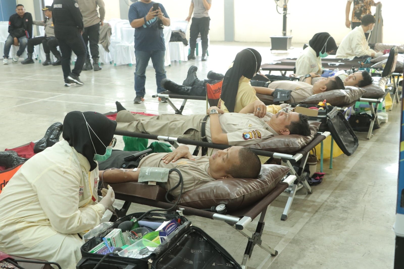 Menipisnya stok darah di Palang Merah Indonesia (PMI) Kabupaten Mojokerto diduga karena banyaknya permintaan pasien cuci darah, DBD, dan HB menurun, Polres Mojokerto merespon cepat dengan menggelar donor darah.