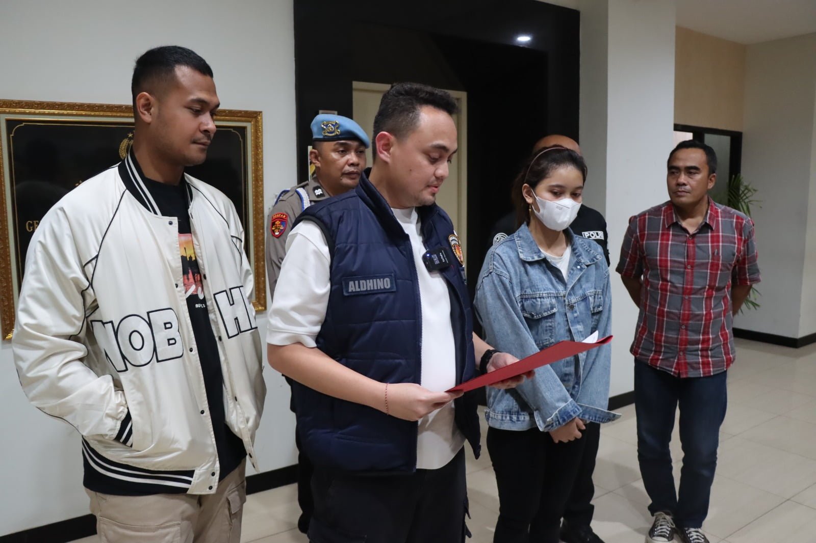 Hasil dari penyelidikan dan pemeriksaan para saksi termasuk saksi pelapor, Satreskrim Polres Gresik Polda Jatim menegaskan perampokan yang terjadi di Jalan Taman Ruby Perumahan Permata Suci (PPS) Gresik adalah rekayasa. 