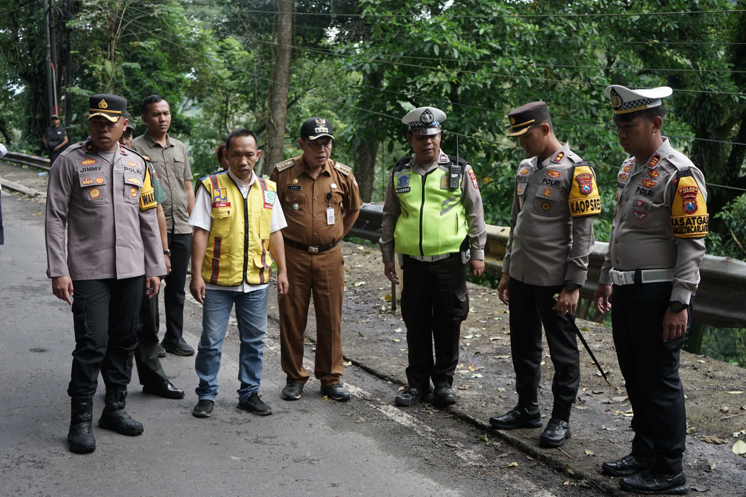 Jalan Lintas Gumitir yang menghubungkan Kabupaten Banyuwangi dengan Kabupaten Jember kembali mengalami keretakan yang cukup serius.