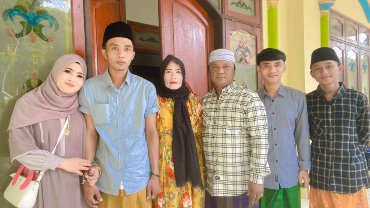 Pimpinan Redaksi media beritanewsnasional.com, dan wakil redaksi nusantarajayanews.id Yusni salam beserta istri dan putra, putrinya tercinta mengucapkan Selamat Hari Raya Idul Fitri 1 Syawal 1445 Hijriyah.