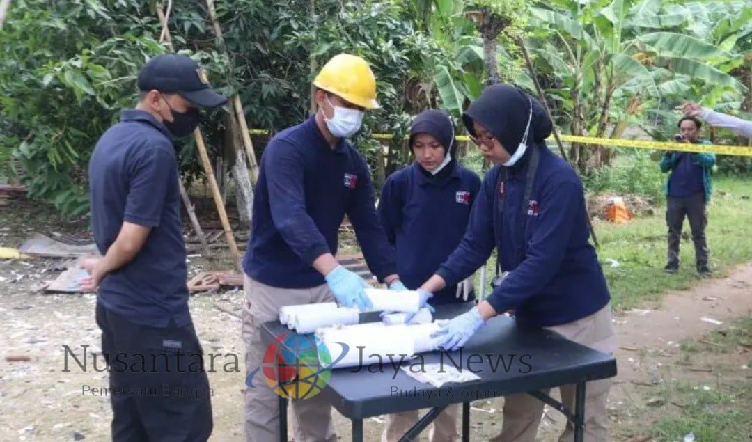 Polres Bangkalan bersama tim Labfor dari Gegana Brimob Polda Jatim melakukan sterilisasi sekaligus olah TKP untuk menyelidiki penyebab pasti ledakan mercon pada Jumat (19/4/2024).