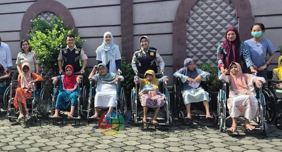 Menjelang lebaran 2024, Tim Sidokkes Polresta Malang Kota Polda Jatim menggelar bakti kesehatan ( Bakkes ) dan Bakti Sosial ( Baksos) dengan melakukan pemeriksaan kesehatan dan pemberian bansos kepada para lansia yang tinggal di Panti Al Islah Kota Malang, Rabu (03/04).