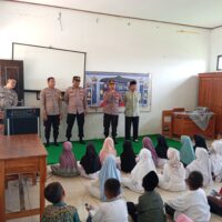 Polres Nganjuk Bagikan 100 Paket Makanan Bergizi Gratis di SDN 1 Sukomoro